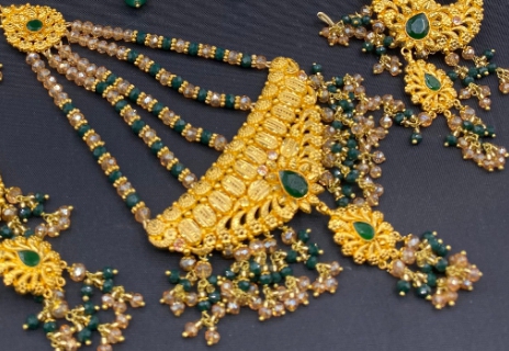Royal Gold-Plated Bridal Jewelry Set with Green & Pearl Beads