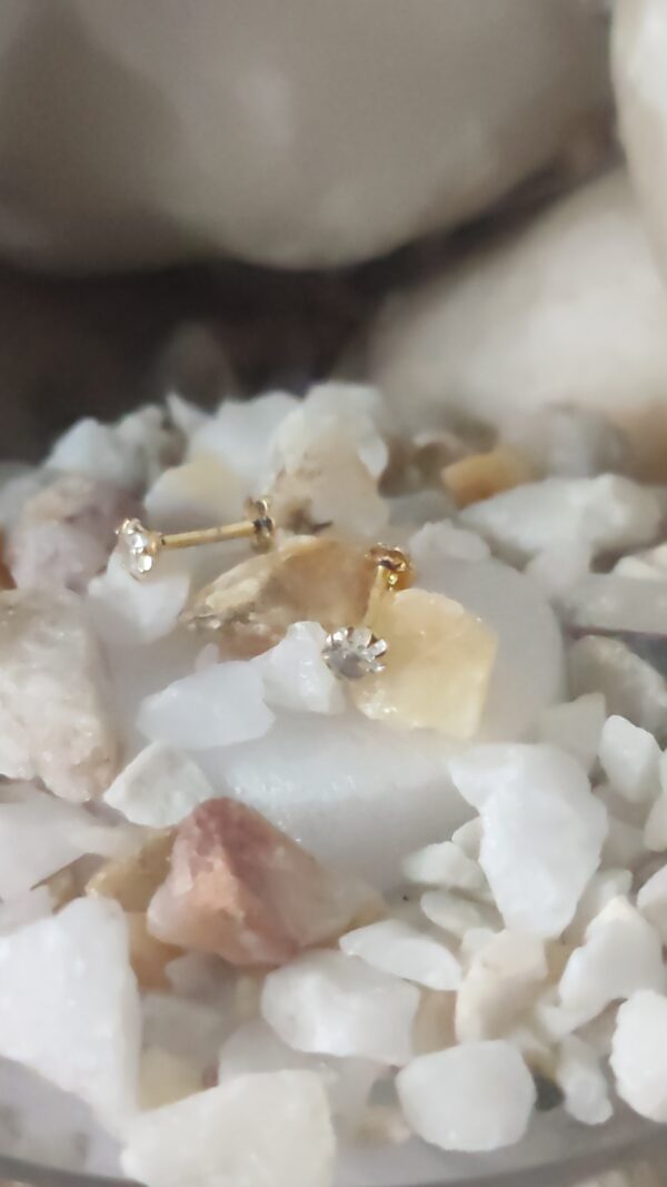 Minimalist Gold-Plated Single Stone Stud Earrings – Elegant Everyday Piercing Jewelry