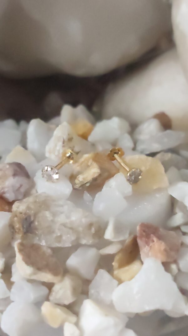 Minimalist Gold-Plated Single Stone Stud Earrings – Elegant Everyday Piercing Jewelry