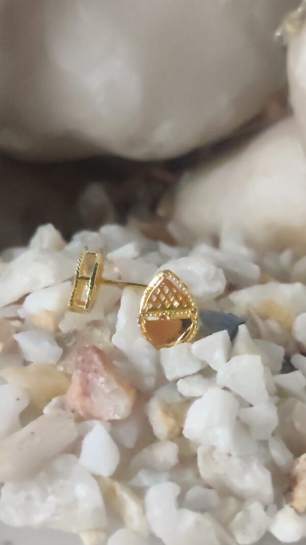 Gold-Plated Floral Stud Earrings – Classic Design for Everyday Elegance