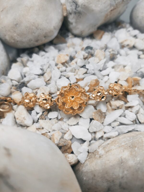 Gold-Plated Chain Bracelet with Delicate Floral Charm – Elegant Ethnic Design