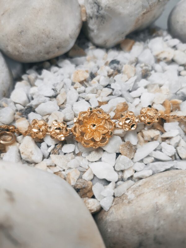 Gold-Plated Chain Bracelet with Delicate Floral Charm – Elegant Ethnic Design