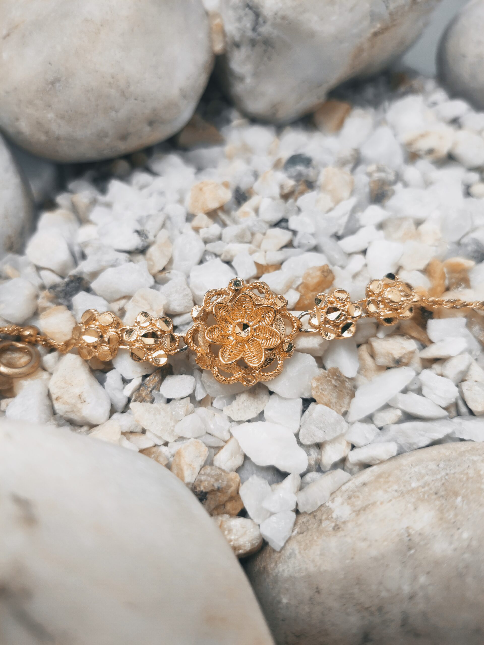 Gold-Plated Chain Bracelet with Delicate Floral Charm – Elegant Ethnic Design