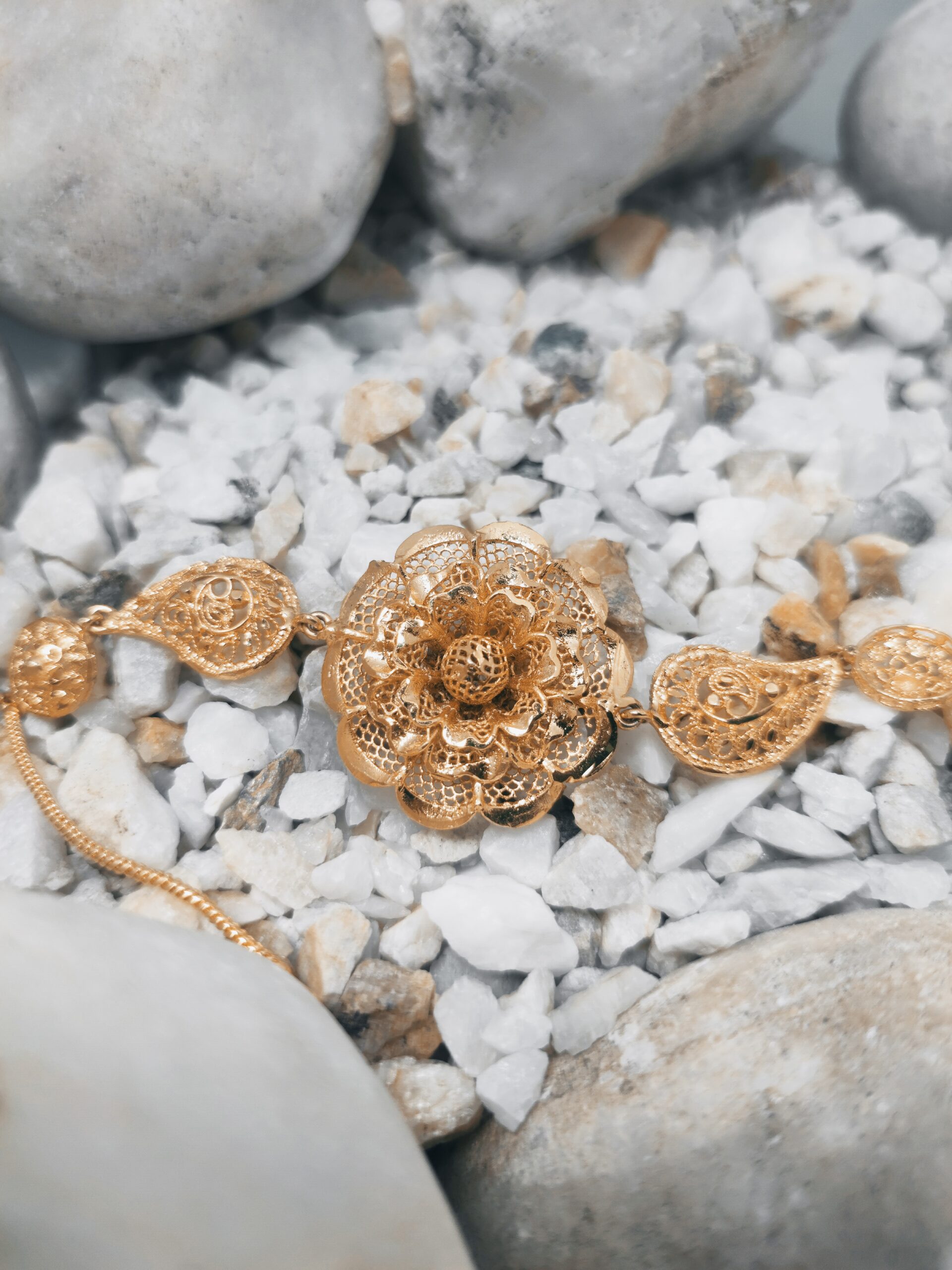 Gold-Plated Chain Bracelet with Delicate Floral Charm – Elegant Ethnic Design